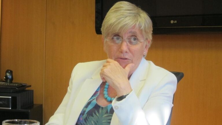 La exconsellera Clara Ponsat&iacute;