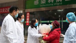 Alta de una paciente con coronavirus en Chongqing