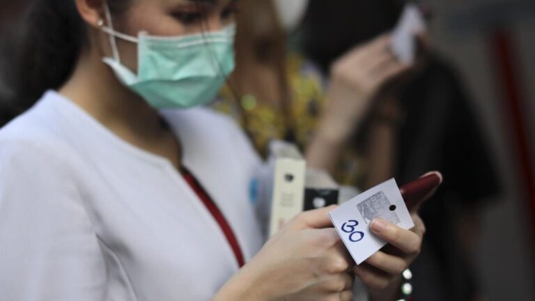 Una mujer con una mascarilla para evitar el contagio del coronavirus.