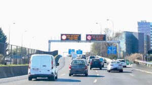 Imagen de la carretera M30 en Madrid con luminosos indicando limitaciones de velocidad (70km/hora) debido a la contaminación