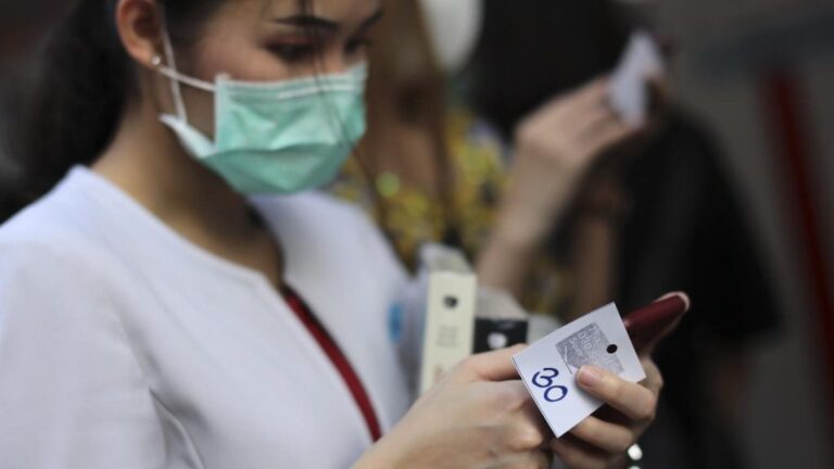 Una mujer con una mascarilla para evitar el contagio del coronavirus.