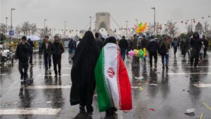 Imagen de archivo de una mujer con una bandera de Irán.