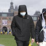 Turistas con mascarillas en Ámsterdam