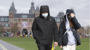 Turistas con mascarillas en Ámsterdam