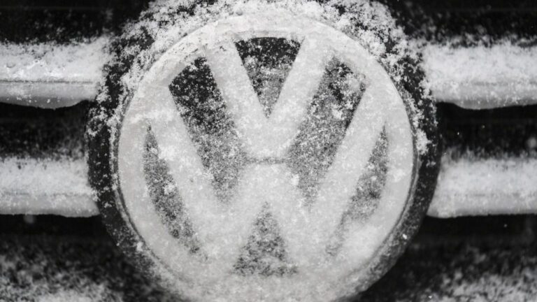 El grupo automotriz alemán Volkswagen reduce metas de ventas y beneficios para 2020