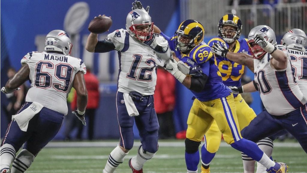 Tom Brady intenta lanzar durante la Super Bowl 2019 entre los Patriots y los Rams