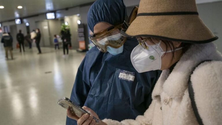 Personas con mascarilla para protegerse del brote del nuevo coronavirus