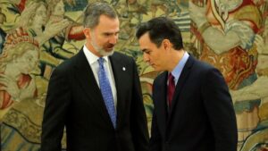 El presidente del Gobierno, Pedro Sánchez y el Rey Felipe VI, momentos después de que Sánchez prometiera su cargo como presidente, en el Palacio de La Zarzuela