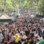 Las Ramblas de Barcelona se llenan de personas para disfrutar del día de Sant Jordi