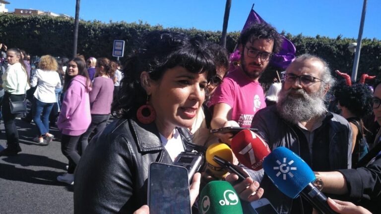 Teresa Rodríguez atiende a la prensa en la manifestación del 8M