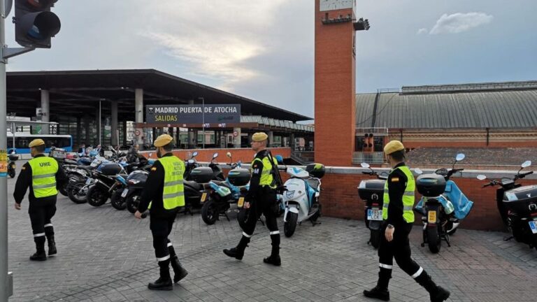 Militares de la Unidad Militar de Emergencias (UME) en Atocha