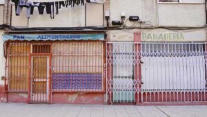 Casas y tiendas cerradas en Villaverde. La imagen forma parte del proyecto Photovoice Villaverde, cuyo investigador principal es el autor de este artículo