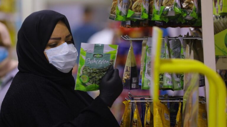 Mujer con una mascarilla en Bagdad