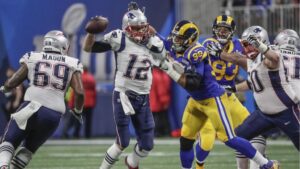 Tom Brady intenta lanzar durante la Super Bowl 2019 entre los Patriots y los Rams
