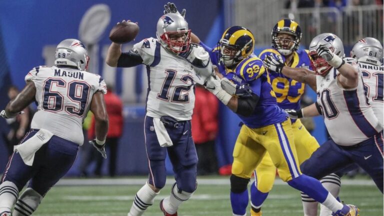 Tom Brady intenta lanzar durante la Super Bowl 2019 entre los Patriots y los Rams