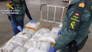 La Guardia Civil incauta 11.000 mascarillas quirúrgicas en el aeropuerto de Gran Canaria