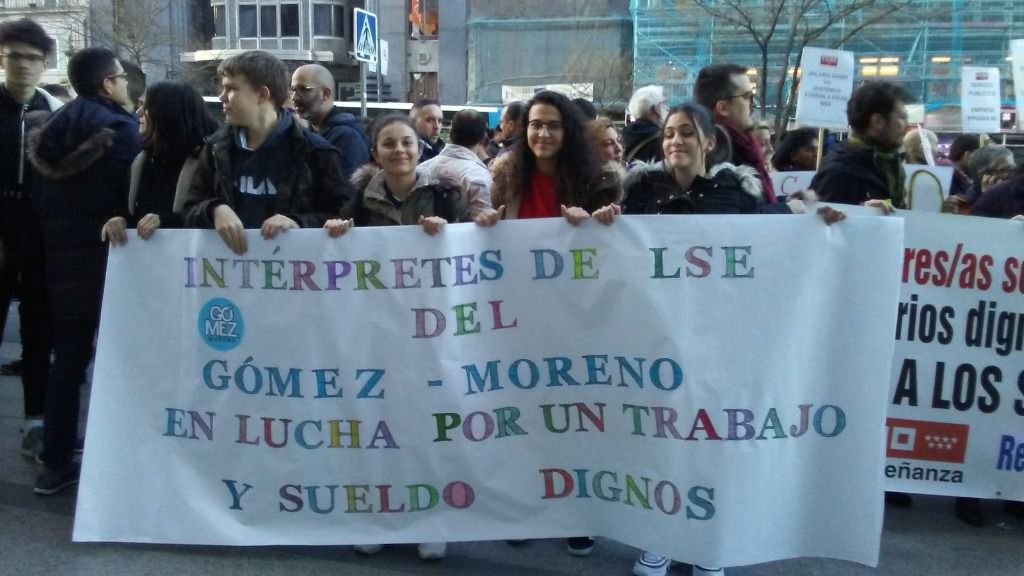 Concentración de asesores de sordos e intérpretes de lengua de signos en Madrid junto a familiares y alumnos