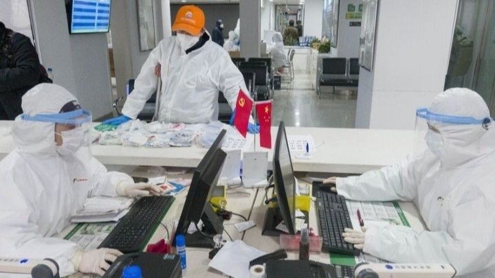 Médicos en una farmacia de Wuhan, en la provincia de Hubei, en China central. 27 de febrero de 2020