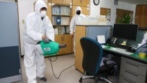 Un hombre desinfecta una oficina del Gobierno en medio del brote del nuevo coronavirus