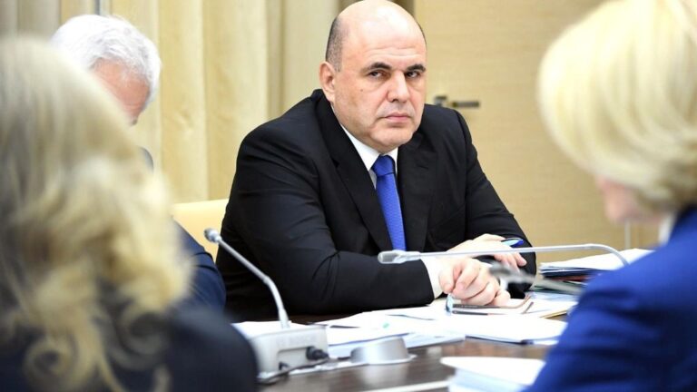 Mijail Mishustin en una reunión con el Gobierno ruso en la residencia presidencial de Novo Ogaryovo