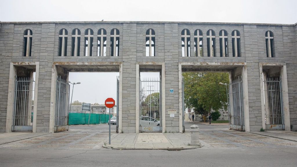 Una de las entradas al Cementerio de la Almudena de Madrid