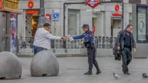 Un policía municipal de Madrid pone una multa a un viandante por no respetar la cuarentena en Madrid