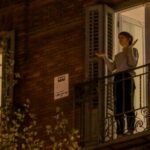 Una mujer aplaude desde su balcón por la labor que están realizando los sanitarios ante la crisis de contagios por el coronavirus, en Madrid