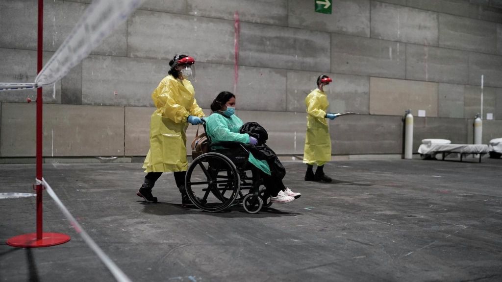 Imagen de los primeros pacientes con coronavirus derivados al hospital provisional instalado en Ifema, en la Comunidad de Madrid