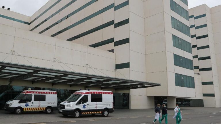 Personal sanitario se toma un descanso frente al Hospital Universitario la Fe de Valencia