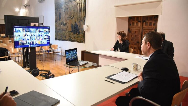 El presidente de C-LM, Emiliano García-Page, en la reunión por videoconferencia con Pedro Sánchez y el resto de presidentes autonómicos