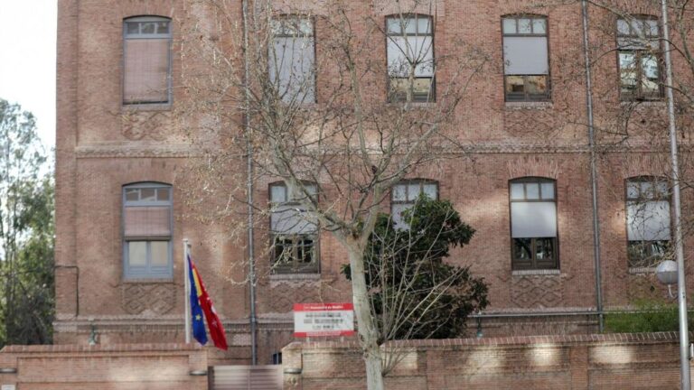 Fachada y entrada de la residencia de ancianos de Madrid donde se han confirmado contagios