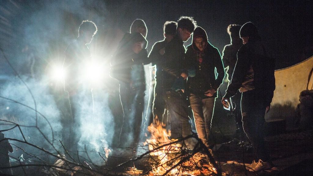 Migrantes esperando en suelo turco para pasar la frontera cruzando el río Evros y alcanzar así Grecia