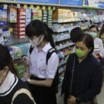 Personas haciendo cola en una farmacia de Bangkok, Tailandia, para comprar máscaras con las que protegerse de una posible infección de coronavirus
