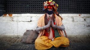 Un monje hindú con mascarilla