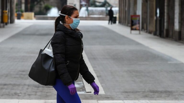 Imagen de recurso de una mujer con mascarilla por el coronavirus. - Iván Terrón