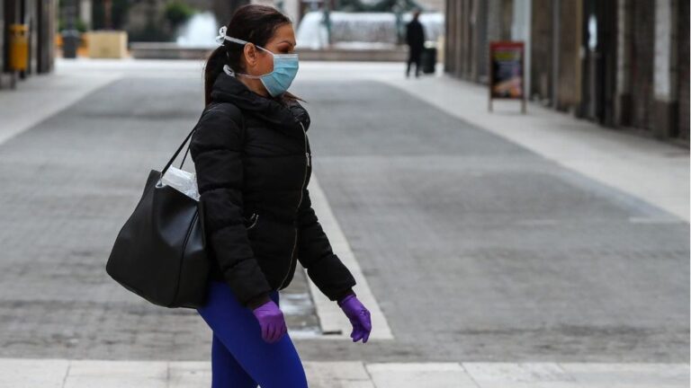 Imagen de recurso de una mujer con mascarilla por el coronavirus.