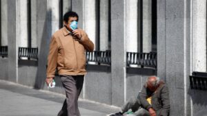 Un hombre con mascarilla pasea por una calle de Madrid durante la crisis del coronavirus a 15 de marzo de 2020.