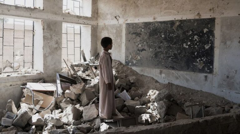 Menor en las ruinas de una escuela bombardeada en Yemen.