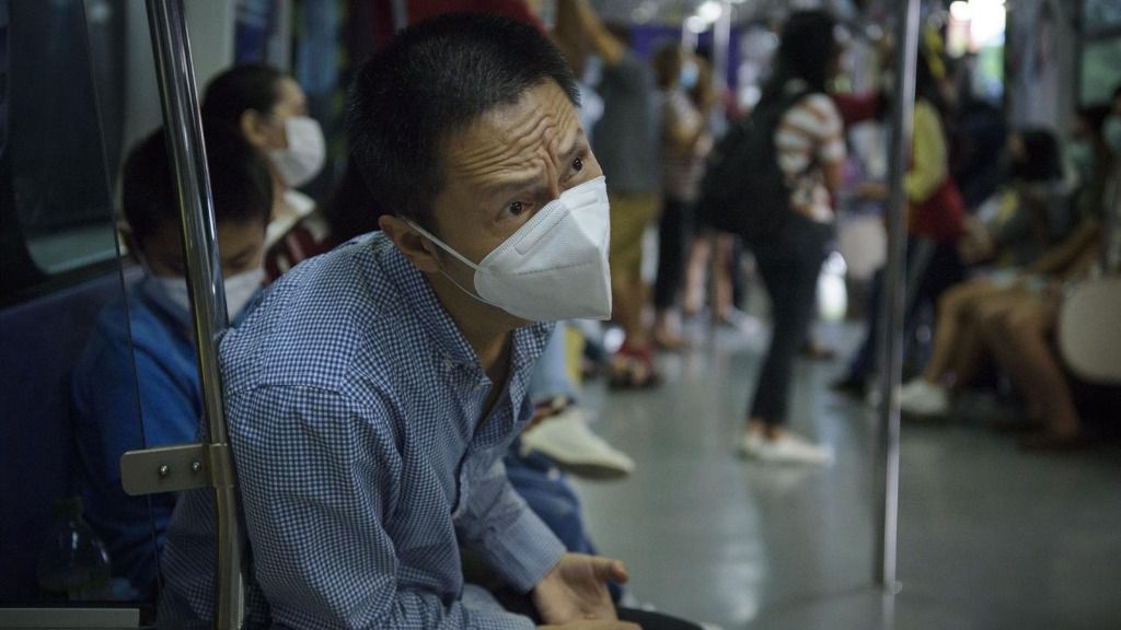 Hombre con mascarilla en el metro de Manila, Filipinas