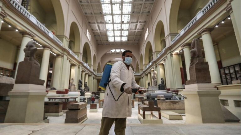 Un trabajador desinfectando un museo en El Cairo