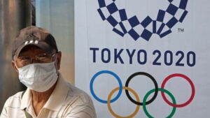 Un hombre con una mascarilla, debido al coronavirus, en un acto de los Juegos Olímpicos de Tokio 2020