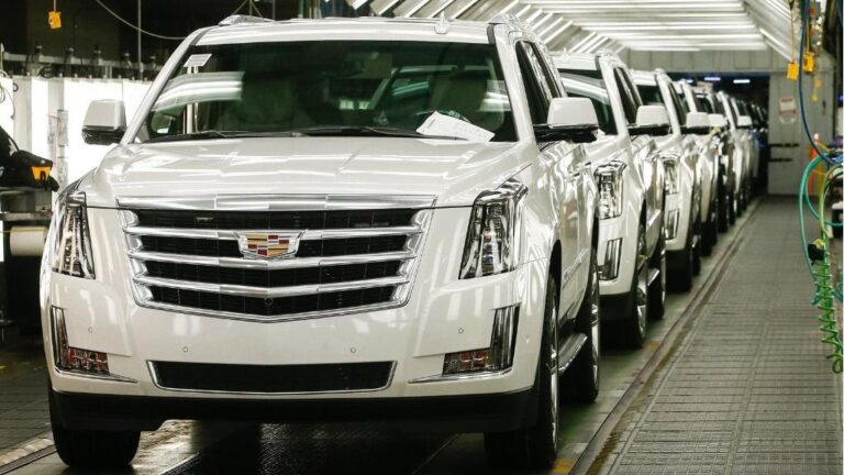 Producción del Cadillac Escalade en la planta de General Motors en Arlington (Estados Unidos)