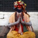 Un monje hindú con mascarilla