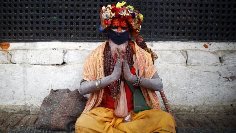 Un monje hindú con mascarilla