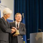 La presidenta del BCE, Christine Lagarde, y su predecesor, Mario Draghi
