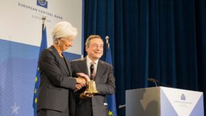 La presidenta del BCE, Christine Lagarde, y su predecesor, Mario Draghi