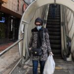 Una mujer con mascarilla en la capital de Irán, Teherán, ciudad afectada por el nuevo coronavirus