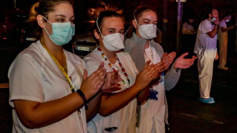 Enfermeros y médicos se unen a los aplausos a los trabajadores sanitarios