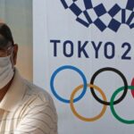 Un hombre con una mascarilla, debido al coronavirus, en un acto de los Juegos Olímpicos de Tokio 2020