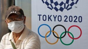 Un hombre con una mascarilla, debido al coronavirus, en un acto de los Juegos Olímpicos de Tokio 2020